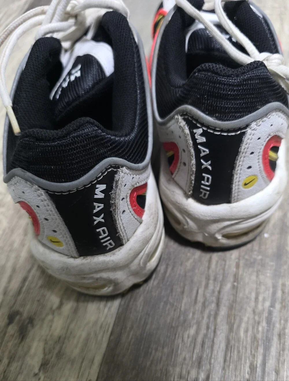 Nike Men's Black White Yellow Red Accent Sneakers 10 - Picture 7 of 8